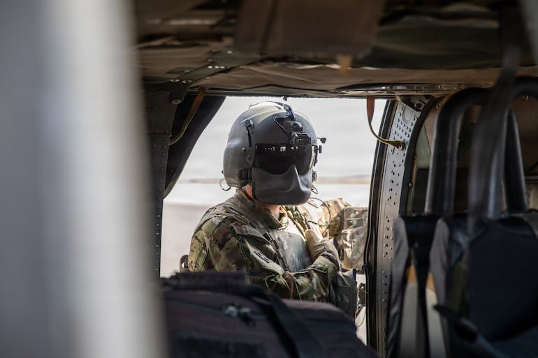La tripulación de un helicóptero UH-60 Blackhawk se prepara para el vuelo durante la Operación Furia Épica. El UH-60 es el principal helicóptero utilitario de carga media del Ejército de los Estados Unidos, utilizado para el transporte de tropas y el apoyo logístico.  (CentCom de EEUU)