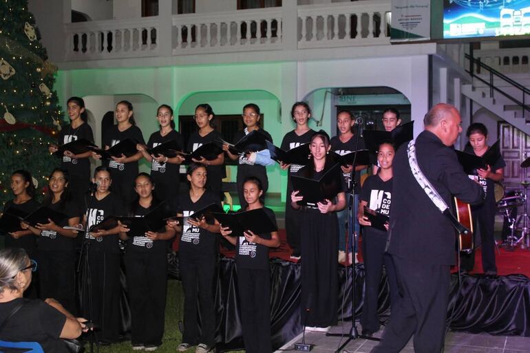 Integrantes del coro del Conservatorio.