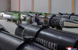 Kim Jong Un, el presidente de Corea del Norte, inspecciona un centro de producción de misiles.