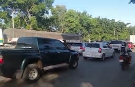 Vehículos copa Puente Remanso para ir de compras a Puerto Elsa.