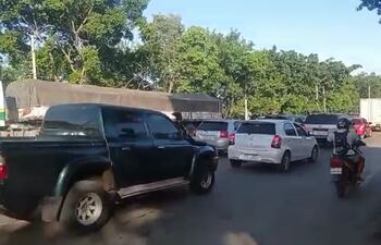 Vehículos copa Puente Remanso para ir de compras a Puerto Elsa.