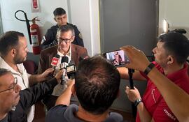 El agente fiscal Manuel Rojas Rodríguez, durante el allanamiento de esta mañana.