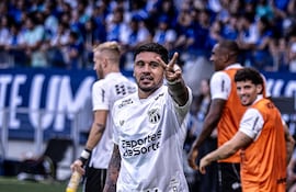 Antonio Galeano, anotó dos goles del triunfo de Ceará sobre Cruzeiro.