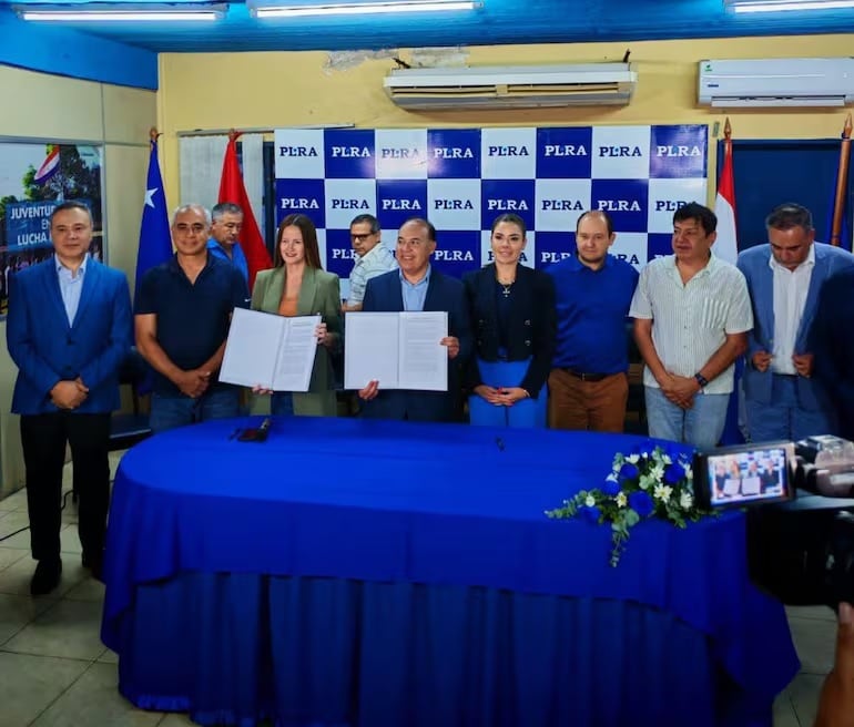 Soledad Núñez  (3ra desde la izquierda) junto al titular del PLRA Hugo Fleitas y concejales como Humberto Blasco, Ramón Ortiz, Fiorella Forestieri y Augusto Wagner (camisa clara).
