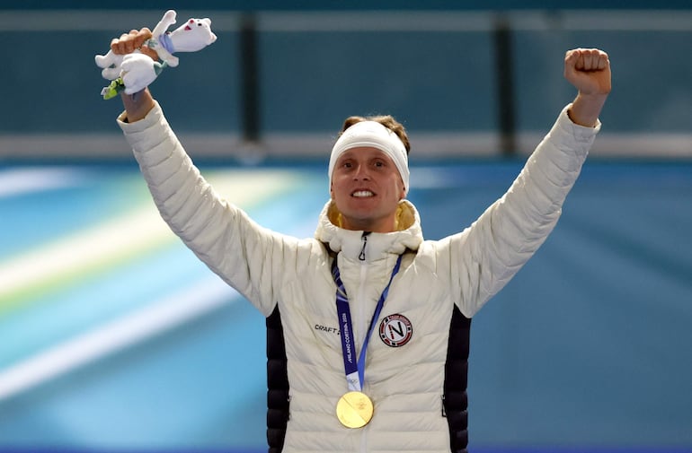 Sander Eitrem luce el oro sobre la pista de hielo que lo ganó en los 5.000 metros.