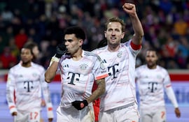 Luis Díaz, del Bayern de Múnich (izq.), celebra junto a su compañero Harry Kane tras anotar el gol del 0-3 durante el partido de fútbol de la Bundesliga alemana entre el 1. FC Heidenheim y el FC Bayern de Múnich, en Heidenheim, Alemania.