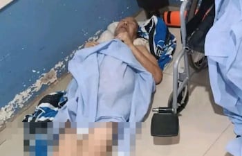 Uno de los pacientes abandonados en el Hospital Regional de Ciudad del Este.