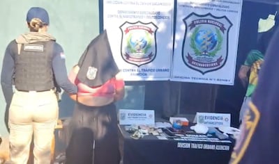 Los dos detenidos, presuntos distribuidores de cocaína, con las evidencias incautadas en Villa Elisa en un operativo contra el microtráfico