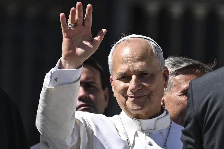 El Papa León IV saluda a feligreses.  EFE/EPA/RICCARDO ANTIMIANI
