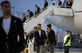 Jugadores de la selección de fútbol de Irán descienden del avión durante su llegada al Aeropuerto Internacional de Tijuana (México).
