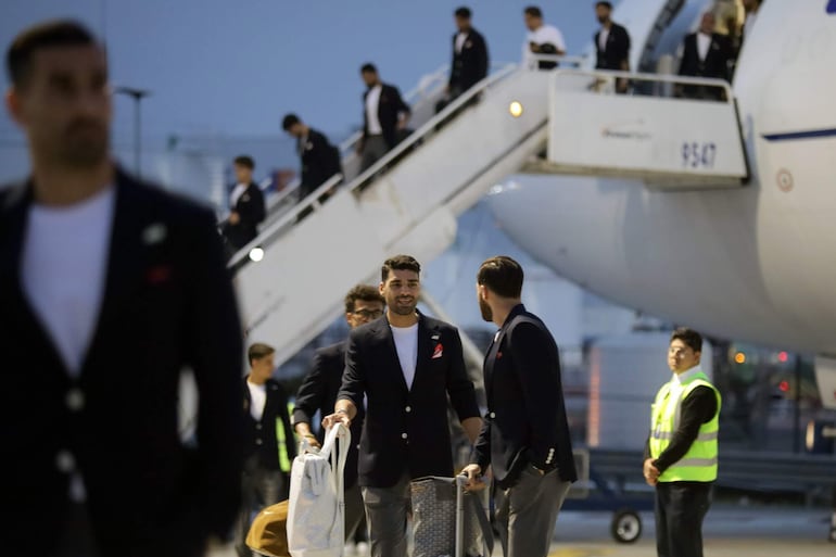 Jugadores de la selección de fútbol de Irán descienden del avión durante su llegada este domingo, al Aeropuerto Internacional de Tijuana (México).