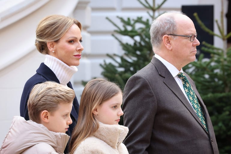 Charlene y Alberto de Mónaco con los principitos Jacques y Gabriella asistieron a la inauguración de la tradicional ceremonia del árbol de Navidad como parte de la temporada navideña en el Palacio de Mónaco. (Valery HACHE / AFP) 