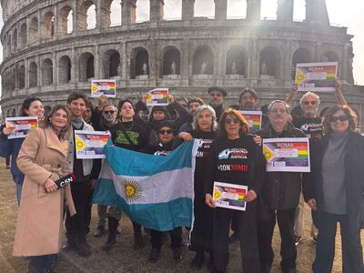 Una treintena de argentinos se juntaron este sábado ante el Coliseo en Roma para apoyar la marcha antifascista y antirracista convocada por colectivos LGTBI+ en Buenos Aires contra el presidente argentino, Javier Milei, quién afirmó en el Foro de Davos que "la ideología de género es abuso infantil" y asoció a parejas homosexuales con la pedofilia.