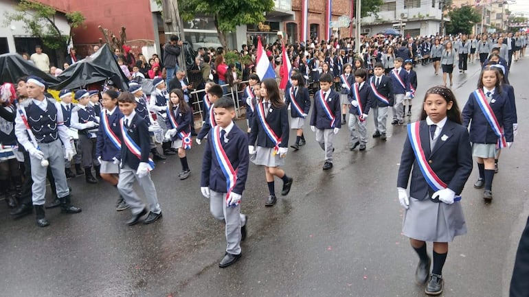 Itauguá celebra su 288° aniversario con un colorido desfile cívico-estudiantil - Nacionales