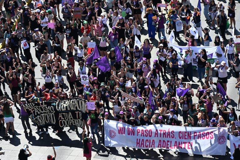 Una multitud marcha por el Día Internacional de las Mujeres este domingo en Santiago, Chile.