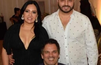 Miguel Servín (der.), con su exesposa Katherine Villalba y Cristian Turrini.
