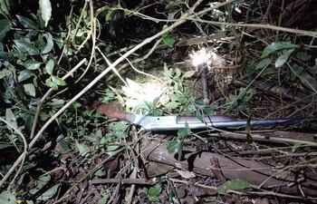 El rifle incautado por los intervinientes del lugar del hecho.