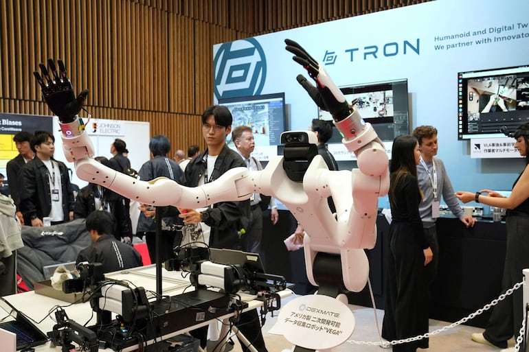 VEGA, un robot humanoide versátil de doble brazo fabricado en Estados Unidos por la empresa californiana Dexmate, es exhibido durante la Humanoids Summit Tokyo 2026 en Tokio el 28 de mayo de 2026.