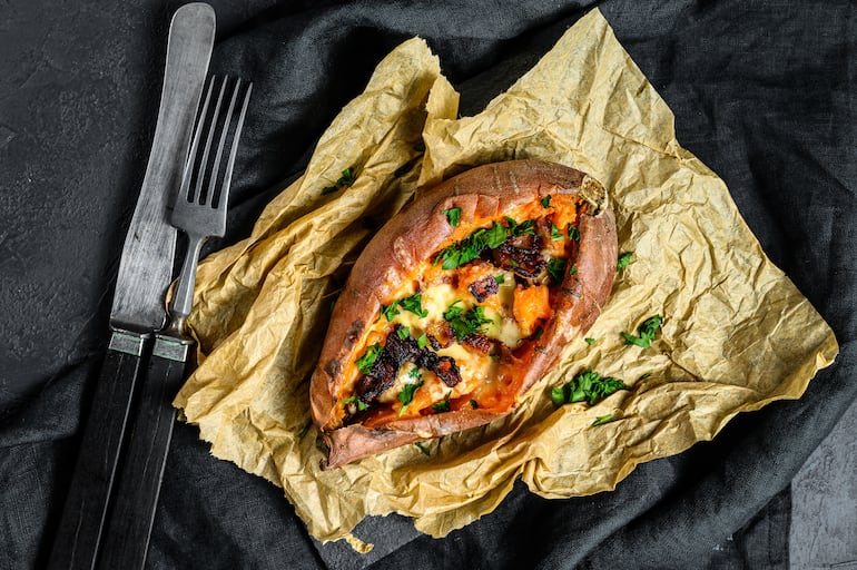 Batatas rellenas con carne picada.