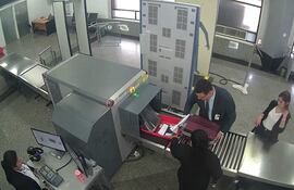 Momento en la que mala repleta de cocaína pasa el control de la Dinac, ante la "vista gorda" de sus funcionarios, posteriormente procesados en el caso Scanner.