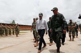 El ministro de defensa de Paraguay, Óscar González (i) junto al excomandante del Batallón de Inteligencia Militar de Paraguay, Carlos Casco. Foto de archivo.