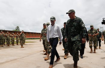 El ministro de defensa de Paraguay, Óscar González (i) junto al excomandante del Batallón de Inteligencia Militar de Paraguay, Carlos Casco. Foto de archivo.