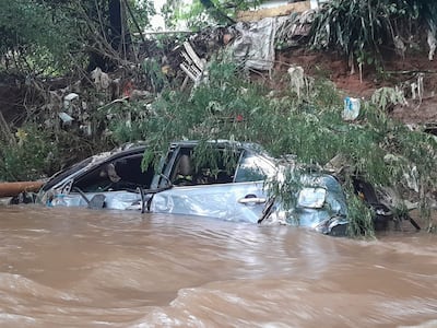 Un automóvil con cinco ocupantes fue arrastrado por el raudal en la ciudad de Luque. Solo se salvaron tres hombres, que pertenecen al grupo Lince.