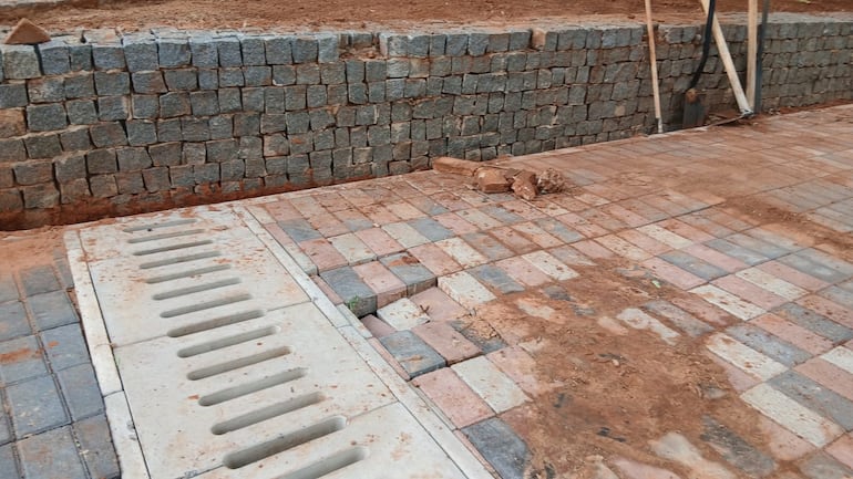 En la imagen se observa el desnivel de varios pisos tipo paver.