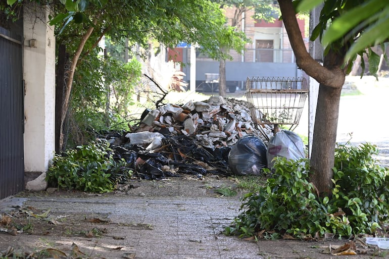 Veredas sobre Ambambay, Lambaré, están obstruidas por escombros y basura. La Municipalidad no sanciona a los responsables.