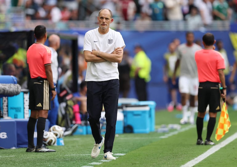 Thomas Tuchel observa el partido entre Francia e Inglaterra.