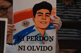 "Ni perdón ni olvido", expresa una mujer que asiste a la misa para exigir justicia por la muerte del joven Fernando Báez Sosa en Argentina.