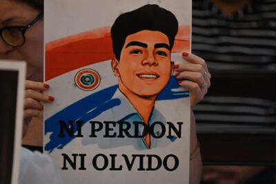 "Ni perdón ni olvido", expresa una mujer que asiste a la misa para exigir justicia por la muerte del joven Fernando Báez Sosa en Argentina.