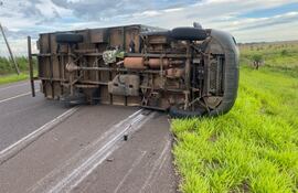Dos militares salieron ilesos tras el vuelco de un camión en la ruta PY03 esta mañana.