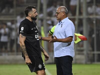 Francisco Arce (d), entrenador de Olimpia, conversa con Lucas Pratto en el partido frente a Sportivo Ameliano por la cuarta fecha del torneo Apertura 2024 del fútbol paraguayo en el estadio Villa Alegre, en Encarnación.