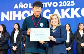 Kazu Shinohara exhibe el reconocimiento recibido en el Nihon Gakko.