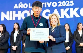 Kazu Shinohara exhibe el reconocimiento recibido en el Nihon Gakko.