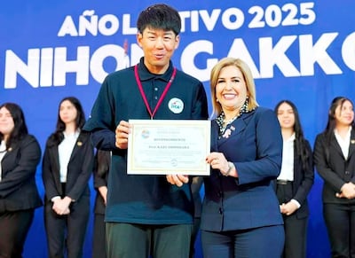 Kazu Shinohara exhibe el reconocimiento recibido en el Nihon Gakko.