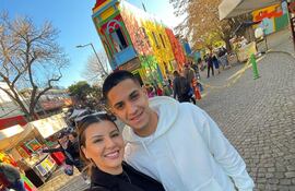 El futbolista Luis Zárate y su novia Belén Samudio paseando felices por Caminito.