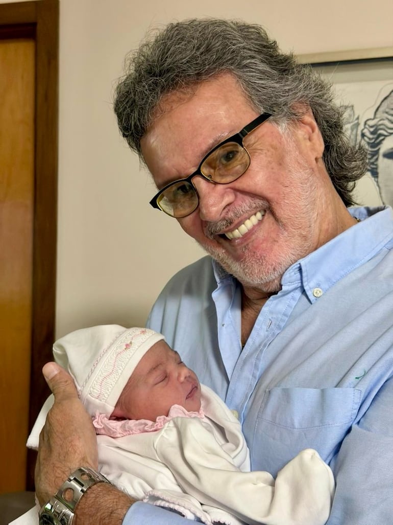 ¡Pura ternura! Emilio García con su nieta Anita. (Instagram/Pelusa Rubin)