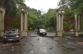 Fachada pincipal del Parque Caballero de Asunción. El emblemático espacio público todavía no cuenta con cámaras de seguridad prometidas por el intendente de Asunción, Óscar "Nenecho" Rodríguez (ANR-HC)