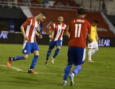 Miguel Almirón (i) celebra el tanto que convirtió contra Ecuador por la jornada 17 de las Eliminatorias Sudamericanas al Mundial Qatar 2022.