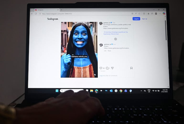 Una computadora muestra a “Gaitana”, una inteligencia artificial representada en redes sociales como una mujer de piel azul y taparrabos de plumas, que participará como candidata en las elecciones legislativas de Colombia, en Bogotá, el 12 de febrero de 2026.