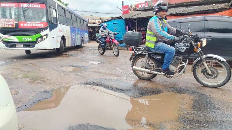 Así está la avenida San José, de Limpio, que está a metros de la Municipalidad. Esta vía está en la jurisdicción del MOPC. 
