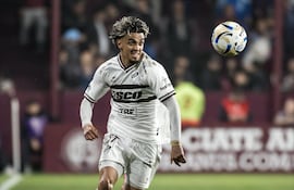 El paraguayo Ronaldo Martínez, jugador de Platense, disputa el balón en el partido frente a Lanús por la fecha 9 del torneo Clausura 2025 de la Primera División de Paraguay en el estadio La Fortaleza, en Lanús, Argentina.