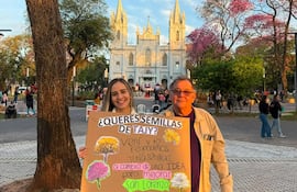 Daniel Vargas (izq) , candidato a edil de San Lorenzo por la lista 4, con su propuesta de repartir semillas de Lapacho.