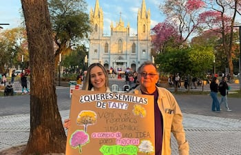 Daniel Vargas (izq) , candidato a edil de San Lorenzo por la lista 4, con su propuesta de repartir semillas de Lapacho.
