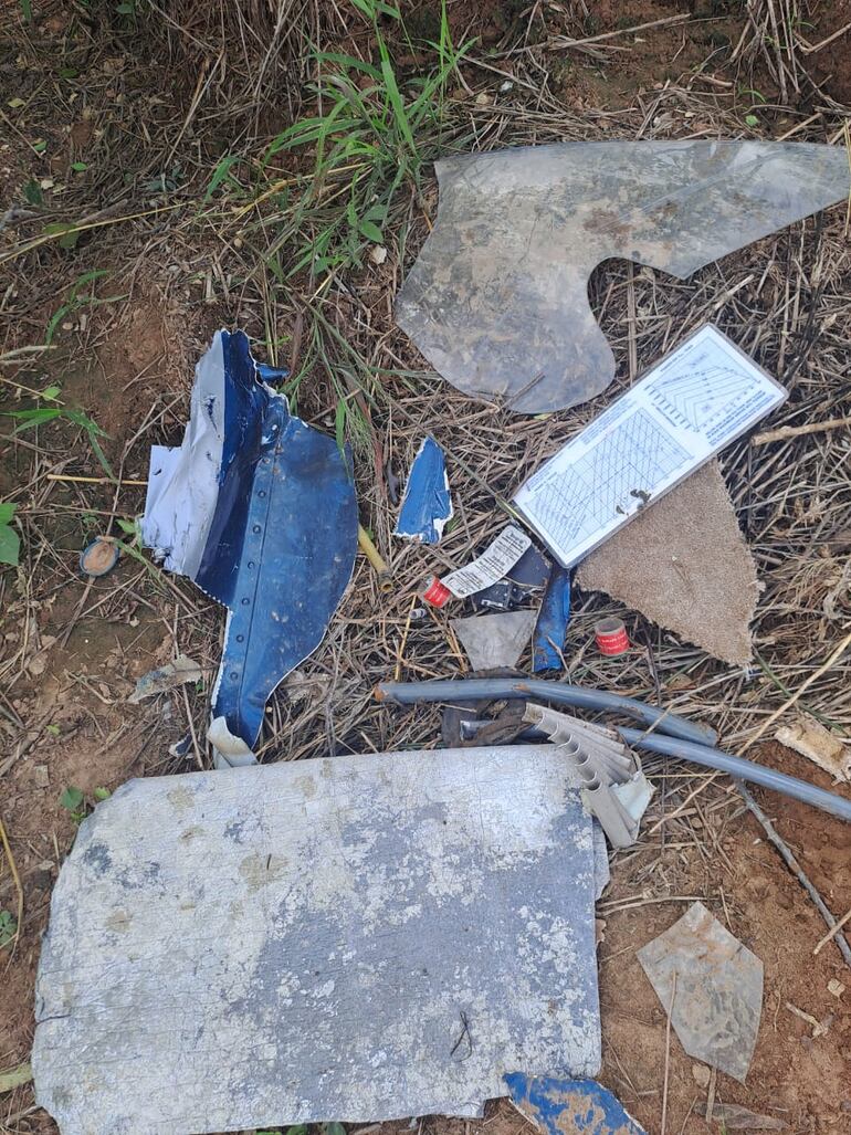 Algunas de las partes de la nave siniestrada que quedaron en el sitio de la caida y que fueron recogidas por la Policía. 
