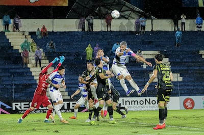 El zaguero y capitán del Sportivo 2 de Mayo, Pedro Sosa se eleva para intentar conectar el esférico en las alturas, en el empate ante Recoleta FC, en la "Terraza" del país.