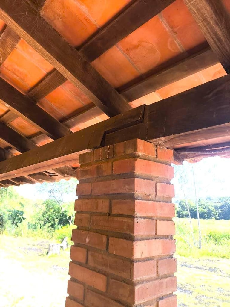 La estructura de la galería muestra deterioro: la viga principal comenzó a ceder en la Escuela Básica N° 919 de Aguai’y.