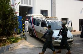 Momento en el que la camioneta de una funeraria deposita los ataúdes con los restos de las niñas fallecidas en la sede de la Morgue Judicial del Ministerio Público.